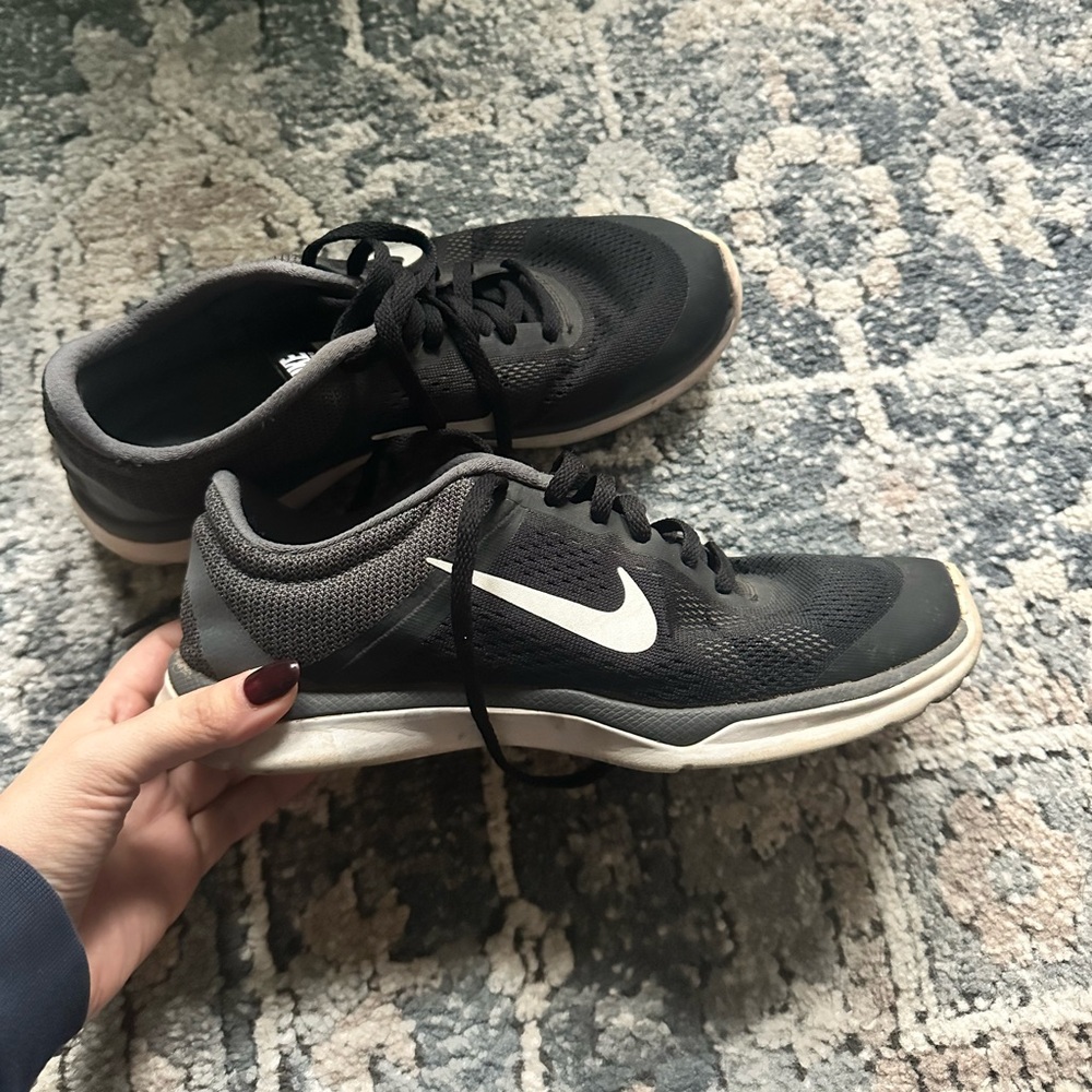 Nike Women's In Seasons Black and White Sneakers